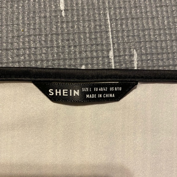 💥3/$25💥 SHEIN Size L Bandana Shirt - Picture 2 of 3